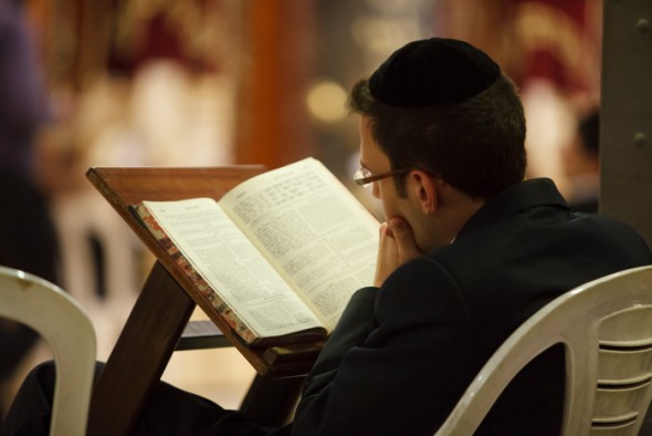Lendo Lolita em Jerusalém: bibliotecas ao ar livre vão animar calçadas da cidade. Foto: Divulgação