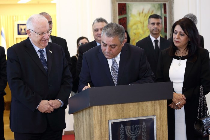 O presidente israelense Reuven Rivlin recebeu as credenciais diplomáticas do novo embaixador egípcio, Sr. Hazem Ahdy Khairat, nessa quinta-feira, 25/2.